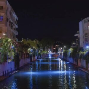دانلود فوتیج رودخانه ای آرام در یک شهر ترکیه در شب