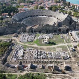 دانلود فوتیج نمای هوایی از یک آمفی تئاتر قدیمی در ترکیه Aerial View Of An Amphitheater In Turkey